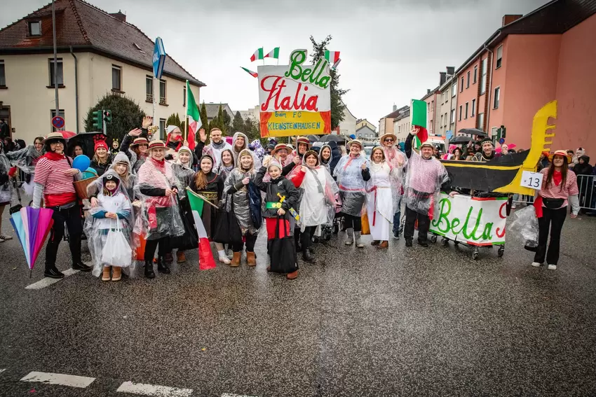Der FC Kleinsteinhausen mit italienischem Flair gegen das schlechte Wetter.