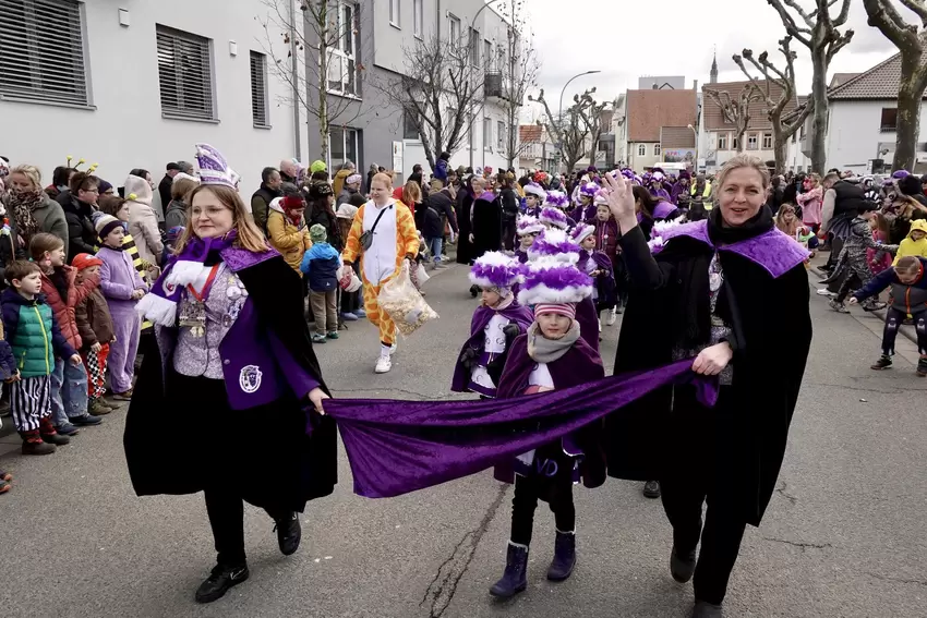 Die Dirmsteiner Gaumekitzler fallen mit ihren lila Kostümen auf.
