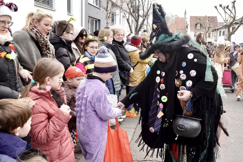 Die Bockrumer Wingertshexen verteilen Süßes.