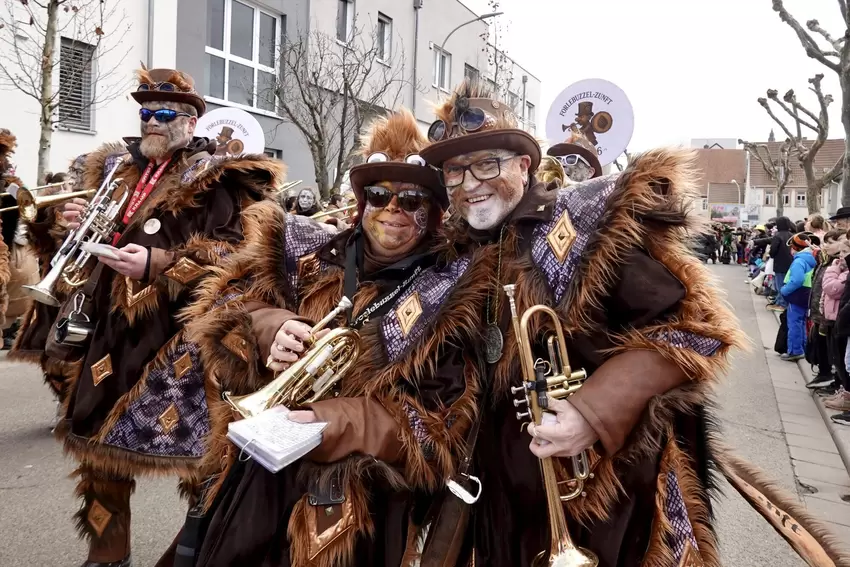 Sie bringen musikalischen Schwung in den Umzug: die Guggemusiker Forlebuzzler.