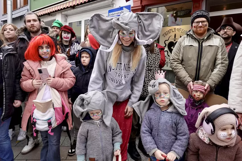 Eine Elefantenfamilie am Rande des Umzugs.
