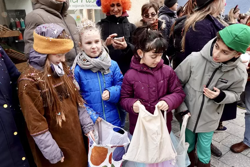 Zufriedene Kinder mit ihrer Beute.