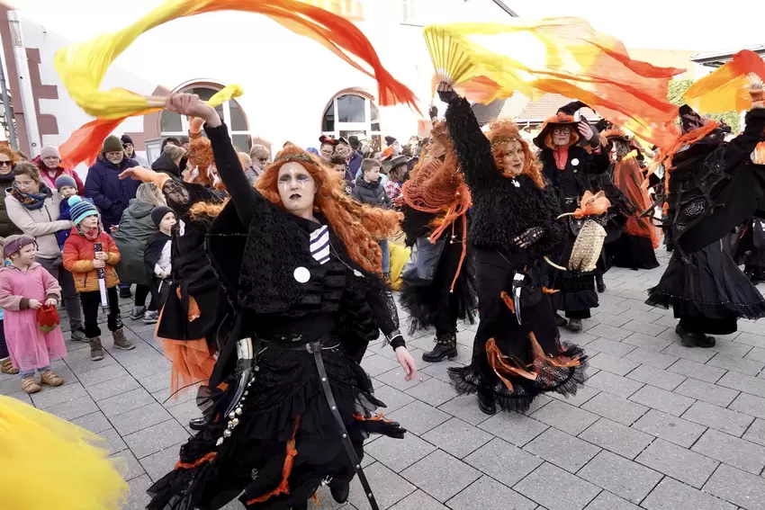 Die Sausrummer Hexen haben Tücher mitgebracht.