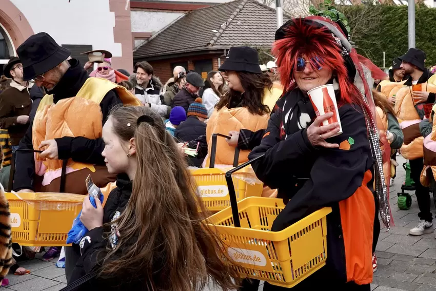 Der Globus ist in Form von Burgern vertreten.