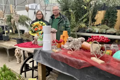 Bieten ihre Waren jetzt auf dem Hof hinter dem früheren Ladengeschäft an: Anja und Guido Burkard. Bieten ihre Waren jetzt auf dem Hof hinter dem früheren Ladengeschäft an: Anja und Guido Burkard.