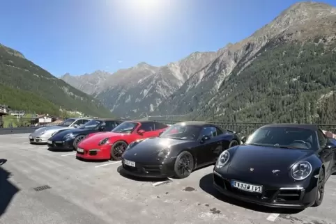 Fünf Porsche bei einer der Mehrtagesausfahrten.