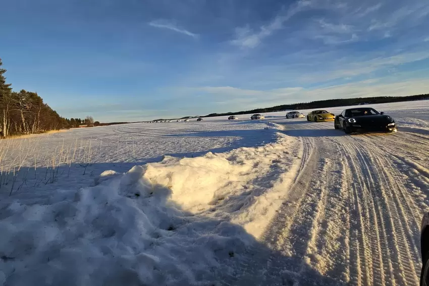 Hier fuhren sie auf einem zugefrorenen See in Lettland - Dicke der Eisschicht: nur ein halber Meter.