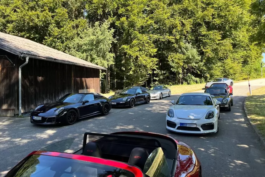 Auch ältere 911er-Modelle sind dabei (dritter auf der rechten Seite).