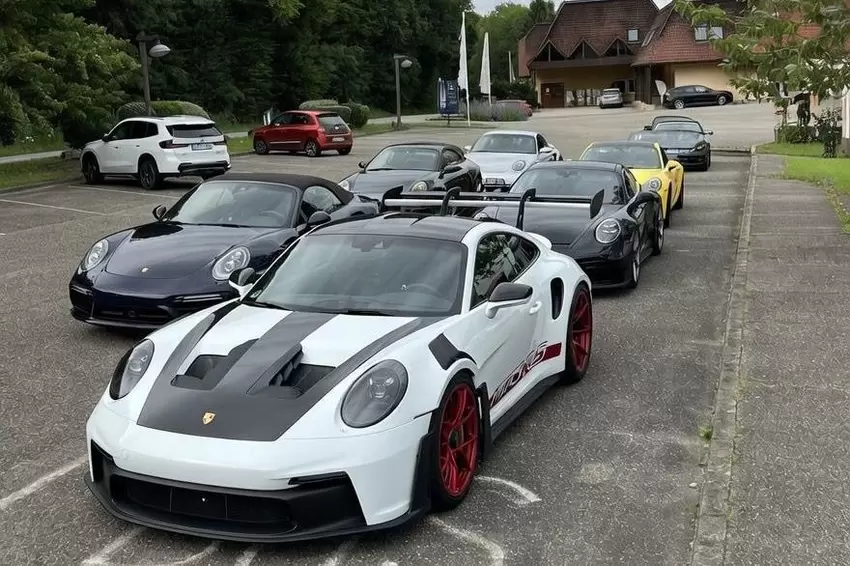 Im Vordergrund steht der GT3 RS im Wert von 350.000 Euro.