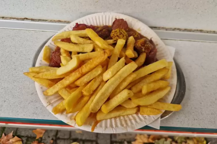 Doppelte Rindscurry: Frank Kr&ouml;hnert hat seine zuletzt verzehrte Currywurst mit Pommes an der Currysau fotografiert 