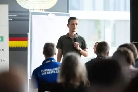 Aktuelles Projekt von Max Knauer ist das DFB-Ausbilderzertifikat. Deutschlandweit ist er als Referent in den Landesverbänden unt