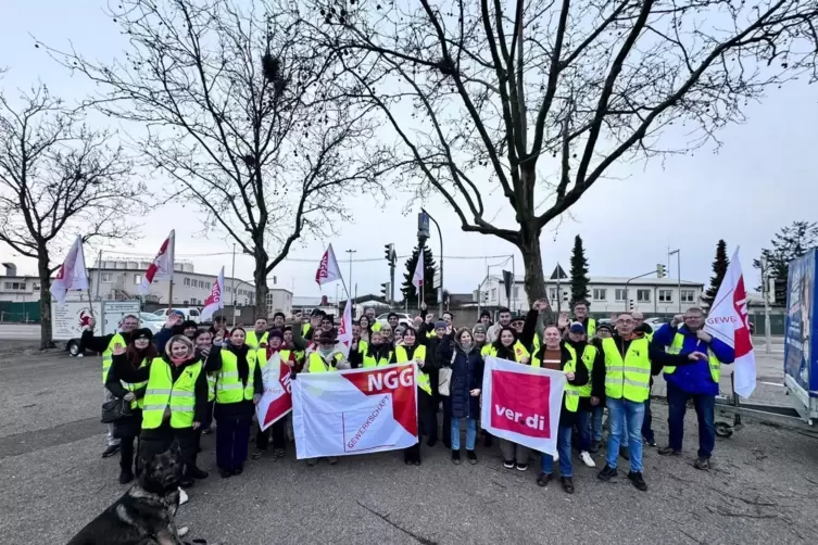 Mittwochmorgen in Gr&uuml;nstadt: Streikaktion der Zivilbesch&auml;ftigten der US-Gro&szlig;b&auml;ckerei. 