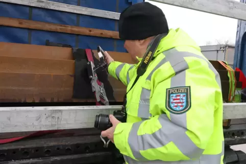 Ein Polizeibeamter misst die Ladegurtspannung bei einem Lkw. In der Roadpol-Kontrollwoche „Truck & Bus“ werden neben Ladungssich