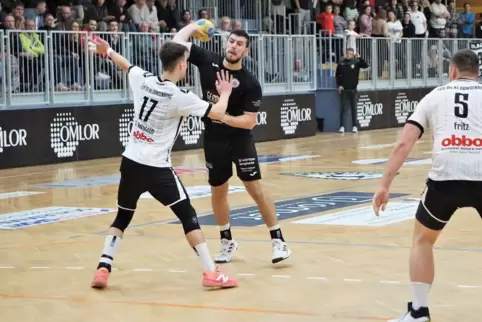 Trifft auch gegen TuS Dansenberg siebenmal: Christopher Huber (am Ball) von HSG Dudenhofen/Schifferstadt.