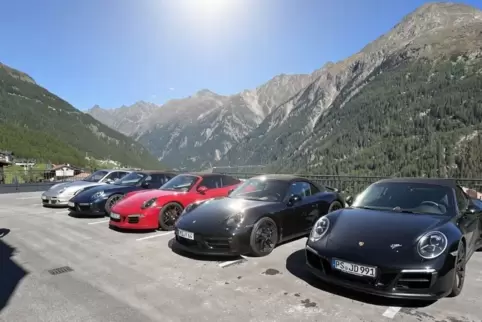 Fünf Porsche bei einer der Mehrtagesausfahrten des Porsche Club Westpfalz. 