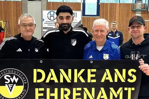 Ehrung zum "Jungen Fußballhelden" (von links): Kreisvorsitzender Klaus Schneider, Berzan Kaya (SC Morlautern), Kreisehrenamtsbea