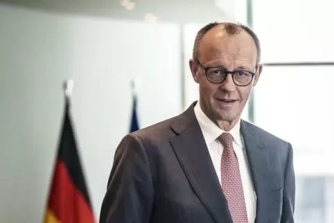 Bundeskanzler Friedrich Merz in seinem Büro. 