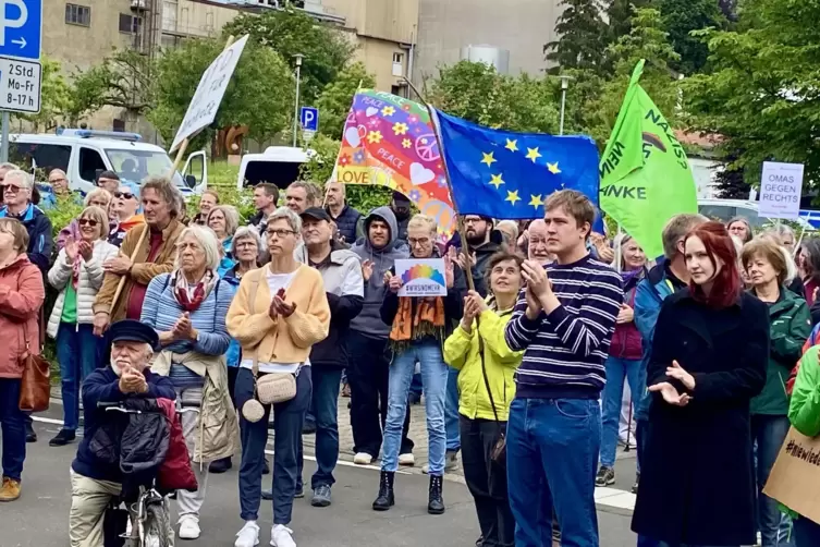 Demonstranten bei einer Kundgebung gegen die AfD in Kirchheimbolanden. 