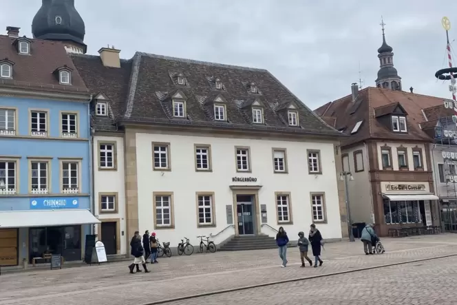 Maximilianstraße 94: Das Bürgerbüro I sitzt in der früheren Sparkassen-Filiale. Maximilianstraße 94: Das Bürgerbüro I sitzt in der früheren Sparkassen-Filiale.