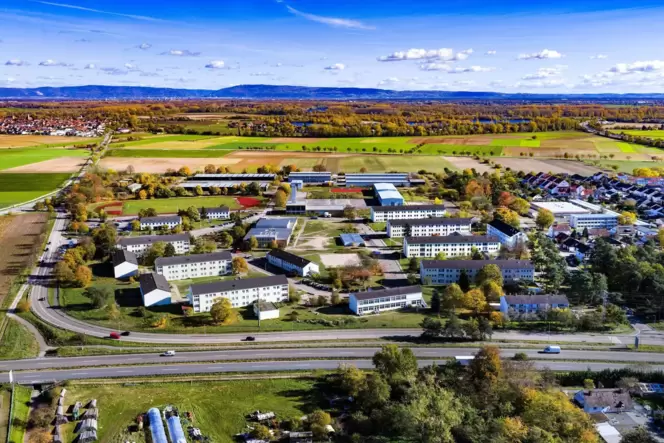 Gelände der früheren Kurpfalzkaserne im Speyerer Norden an der B9: heute überwiegend als Aufnahmeeinrichtung für Asylbegehrende Gelände der früheren Kurpfalzkaserne im Speyerer Norden an der B9: heute überwiegend als Aufnahmeeinrichtung für Asylbegehrende