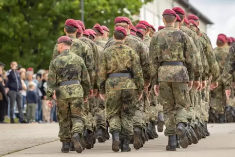 Gelbe Schleifen auf den Schildern an den Ortsausgängen Zweibrückens sollen künftig die Verbundenheit zu den Soldaten singalisier