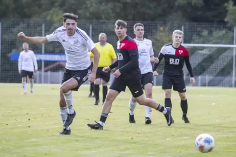  Fynn Cullmann (links) hat sich durch gute Trainingsleistungen von der zweiten in die erste SG-Mannschaft hochgespielt. Im Pokal