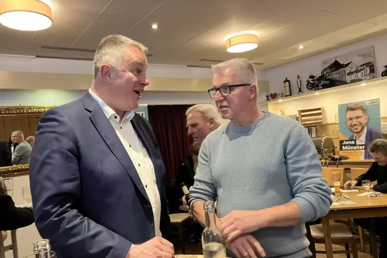 Nach der Wahlkampfveranstaltung in der Eifel nimmt sich Schnieder Zeit f&uuml;r Gespr&auml;che. 