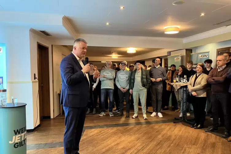 Rund 80 Leute sind in die Eifelgemeinde Lutzerath gekommen, um Schnieder zu treffen. 