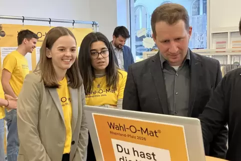Tina Scherner (links) und Nurhan Yorulmaz gehörten zu dem Redaktionsteam, das den Wahl-O-Mat entwickelt hat. 
