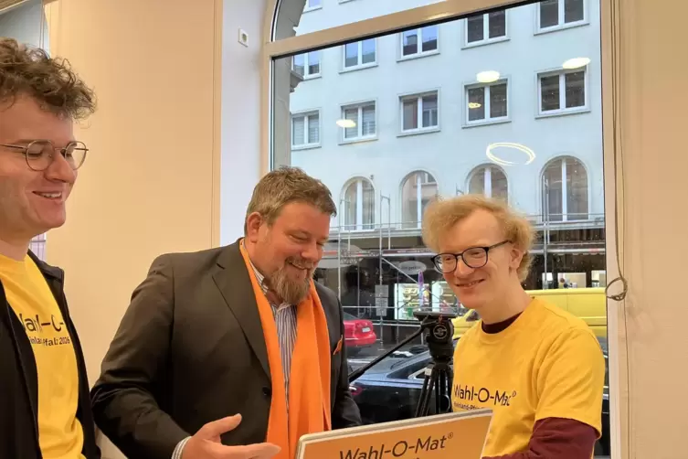 Der Pf&auml;lzer Sebastian Lutz (rechts) und der Mainzer Felix Fl&ouml;rchinger (links) aus der Wahl-O-Mat-Redaktion waren bei der Premier