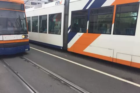 Am Rosenmontag soll ein Jugendlicher einen 100-jährigen Mann auf Straßenbahngleise gestoßen haben. Die Polizei ermittelt.