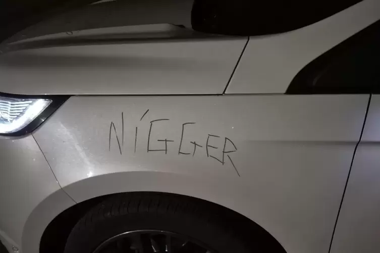 Das Auto des Betroffenen wurde mit Beschimpfungen beschmiert. 