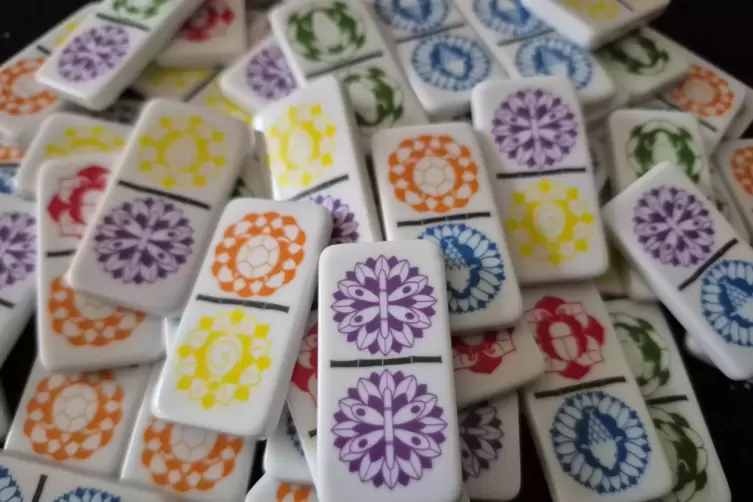 Die Spielsteine &auml;hneln Dominosteinen.