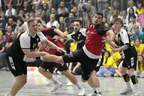 Topscorer, Kapitän und Vorbild für die Jugend: Christopher Huber (rot) bleibt bei HSG Dudenhofen/Schifferstadt, hier gegen VTV M