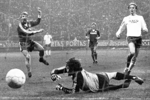 Manfred Müller ist geschlagen, Hansi Pflügler kann nur zuschauen: Norbert Eilenfeldt (links) hat den 2:2-Ausgleich gegen Bayern 