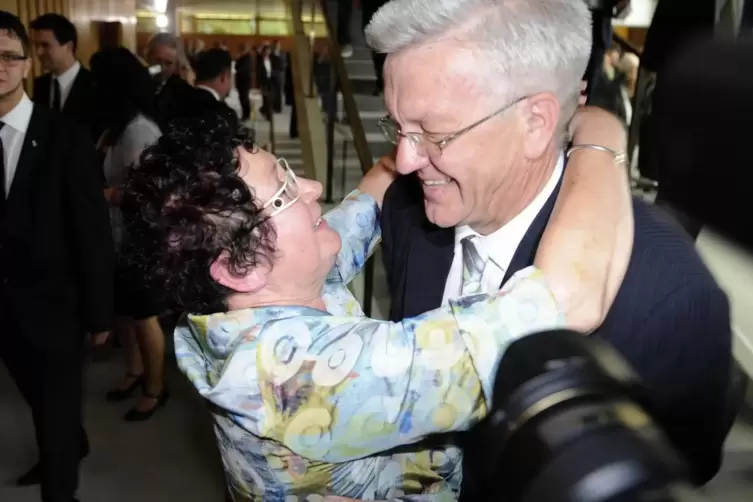 2011 wird Winfried Kretschmann zum ersten Mal Ministerpräsident – seine Frau Gerlinde freut sich mit und umarmt ihn. 