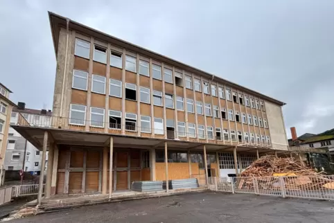 Das alte Nagelschmiedsbergschulhaus in der Alleestraße ist schon entkernt, in Kürze beginnt der Abriss, danach wird ein Neubau a