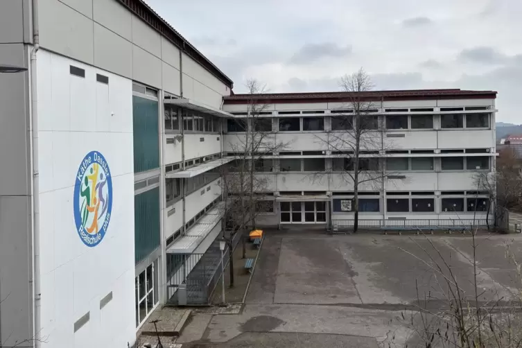 Die K&auml;the-Dassler-Realschule plus auf dem Kirchberg wird schrittweise modernisiert - in diesem Geb&auml;udetrakt sind die Eingangst&uuml;r