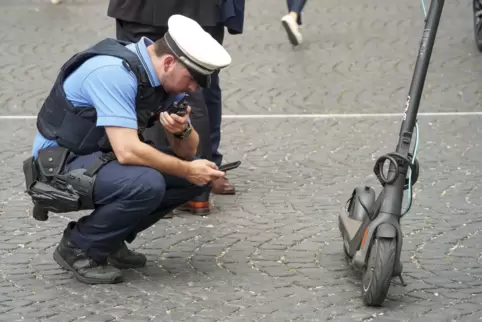 Schneller als für diese Fahrzeugklasse zugelassen: Die Beamten schauten sich den Roller genauer an. 