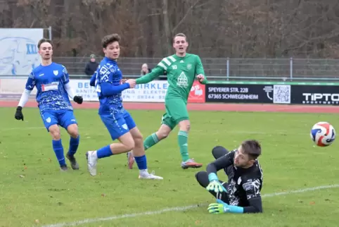 Eine Saison im Mittelfeld: Yannick Hoffmann (grün) vom ASV Harthausen überwindet Torwart Niklas Geppert (FV Heiligenstein) zum 1
