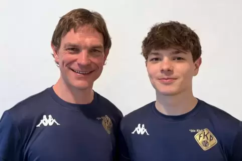 Im FKP-Dress: Markus Berndt und sein Sohn Noah, die am Wochenende zum ersten Auswärtsspiel der Pirmasenser bei Greuther Fürth re