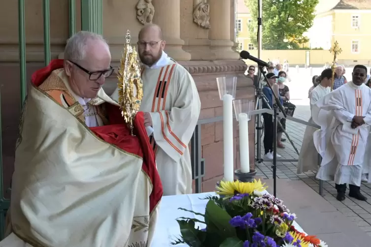 Bei einem Festgottesdienst: Matthias Bender feiert Fronleichnam vor der Kirche St. Joseph. 