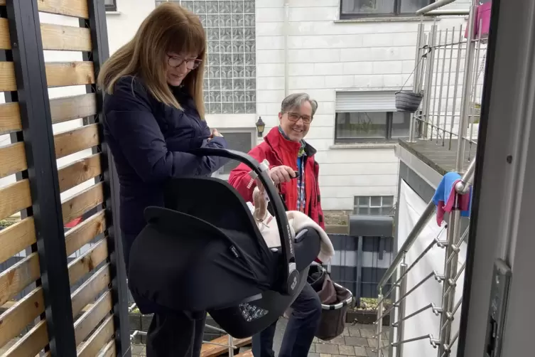 Raus die Maus: Weil Mama Michelle ernsthaft hat arbeiten wollen, musste ihre kleine Tochter eine Spazierfahrt machen. Sehr zur F