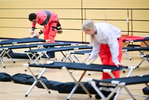 Menschen geraten oft unvorbereitet in Not – wie hier in Berlin, wo DRK-Helfer Feldbetten aufbauen.Katastrophenschützer Björn Be Menschen geraten oft unvorbereitet in Not – wie hier in Berlin, wo DRK-Helfer Feldbetten aufbauen.Katastrophenschützer Björn Be