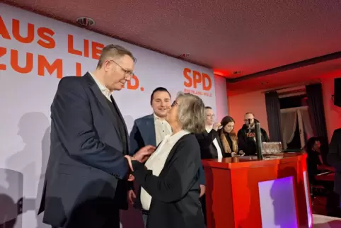 Nach seiner Wahlkampfrede in der Eifel stehen die Leute für Selfies und für eine kurze direkte Begegnung mit Ministerpräsident u