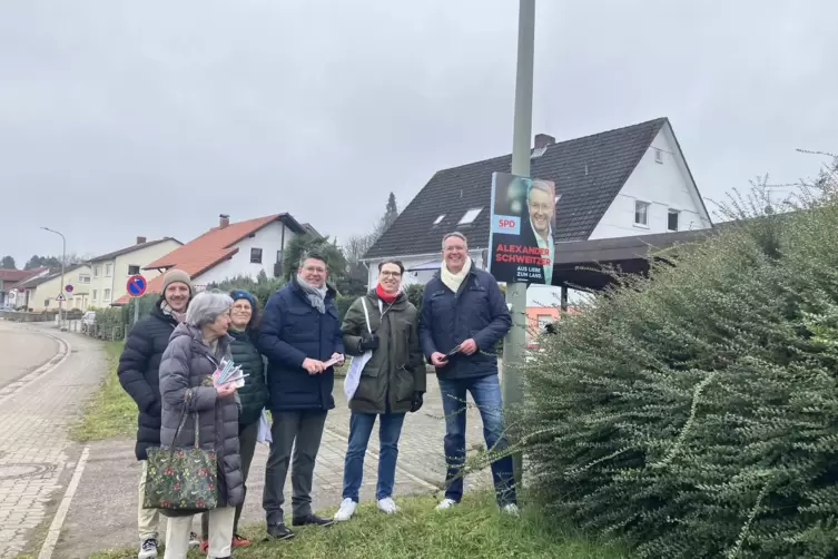 Beim Haust&uuml;rwahlkampf in Billigheim-Ingenheim wird gleich die Plakatierung &uuml;berpr&uuml;ft.