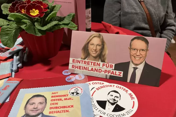 SPD- und Schweitzer-Wahlkampf-Deko mit Bl&uuml;mchen auf dem Tisch in Kaisersesch.