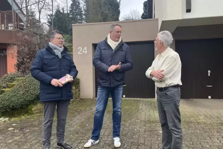 Beim Haust&uuml;rwahlkampf: Verbandsb&uuml;rgermeister Torsten Blank (links) begleitet Schweitzer.