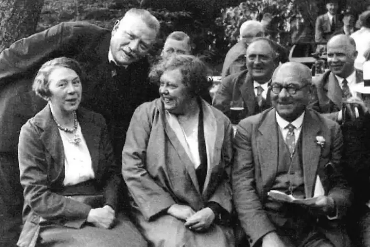 Heinrich Kohl (oben links) mit einem seiner Neustadter Freundeskreise. 