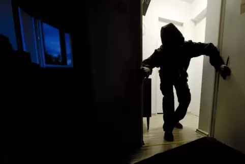 In beiden Fällen soll der Täter durch die Kellertür gekommen sein. 